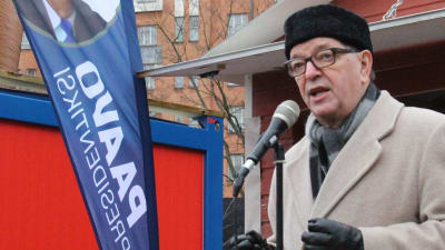 Paavo Väyrynen på ett torgmöte i kampen i Helsingfors.