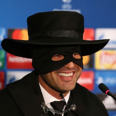 Fotbollstränaren Paulo Fonseca utklädd till Zorro.