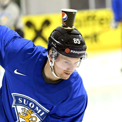 Sakari Mannisen kypärään oli teipattu limsamuki Leijonien treeneissä 22.5.2023.