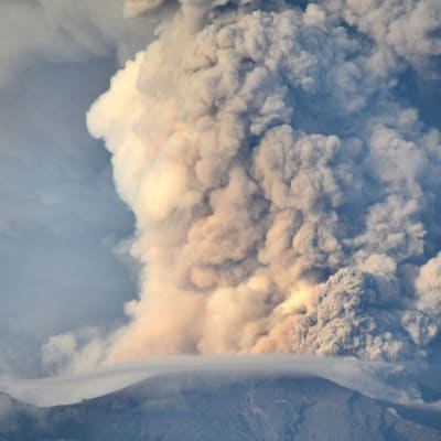 Vulkanen Agung på Java skickar ut askmoln.