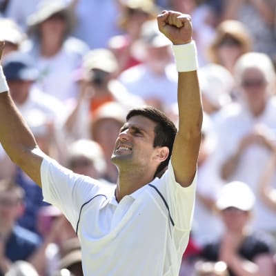 Novak Djokovic tuulettaa voittoa Wimbledonin välierissä.