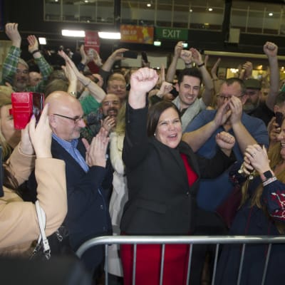 Sinn Féinin johtaja  Mary Lou McDonald tuulettaa kuullessaan tulleensa valituksi.