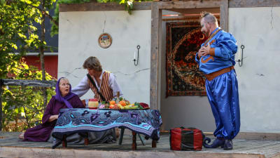 En scen ut pjäsen Aladdin på Lurens. Aladdin och anden talar med en kvinna.