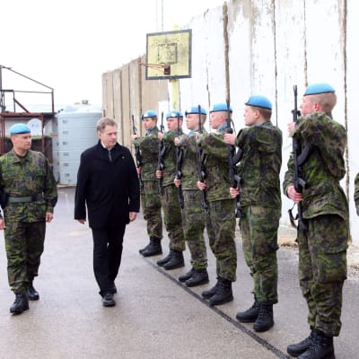 Republikens president Sauli Niinistö inspekterade trupperna i Libanonen år 2014.