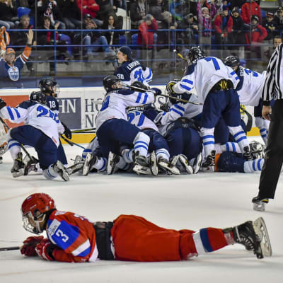 Finlands lag firar segern över Ryssland i semifinalen.