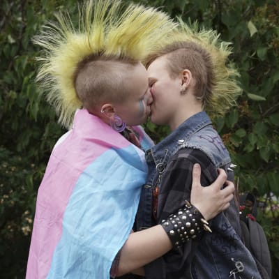 Ett ungt par med irokesfrisyrer pussas på Helsingfors prideparad 29.06.2019