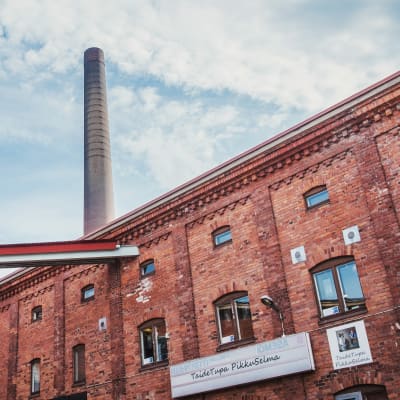 Den tegelstensklädda fasaden till kulturcentret Taideruukki i Kuusankoski.