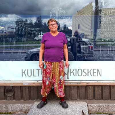 Astrid Nikula framför Kulturkiosken i Jakobstad.