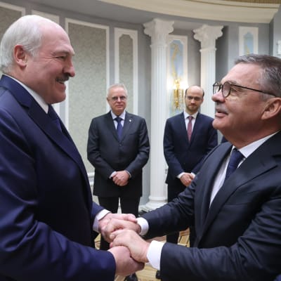 Alexander Lukashenko och Rene Fasel skakar hand