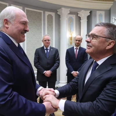 Alexander Lukashenko och Rene Fasel skakar hand