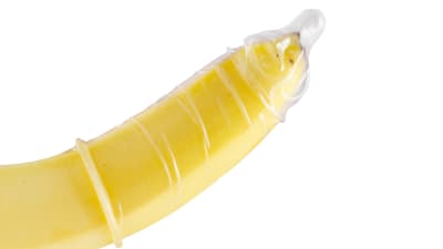 en kondom trädd på en banan