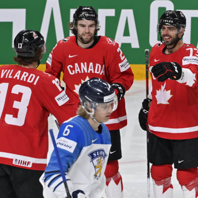Kanadensisk trio firar mål.