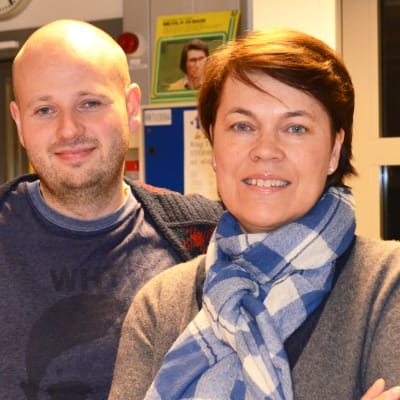 Calle Lindgren och Martina Harms-Aalto i radiostudio.