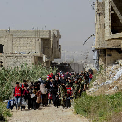 De första civila som evakuerades från Douma eskorterades av syriska hjälparbetare och soldater