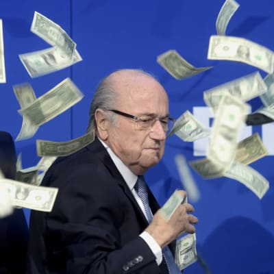 Det regnar pengar över Sepp Blatter.