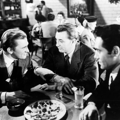Whit Sterling (Kirk Douglas), Jeff Bailey (Robert Mitchum), Jim (Richard Webb) film noir -elokuvassa Varjot menneisyydestä (1947).