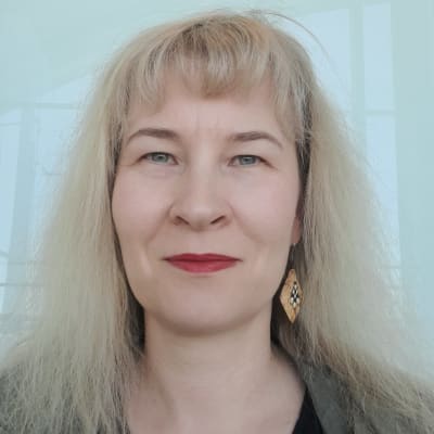 Annika Pasanen är professor i samisk sociolingvistik vid Samiska högskolan i Kautokeino, Norge. 