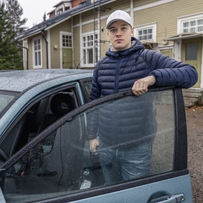 Petteri Veijonen ja hänen vuokraamansa yhteiskäyttöoauto.