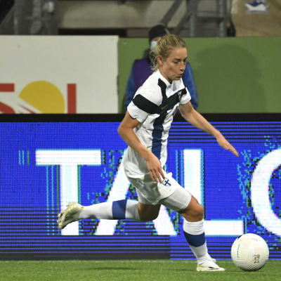 Linda Sällström med bollen mot Skottland.