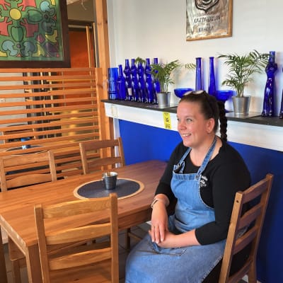 Lappeenrannan kauppahallin kahvilan yrittäjä Niina Hytti istuu kahvilansa pöydässä.