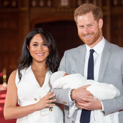 Meghan och Harry med sin nyfödda son.