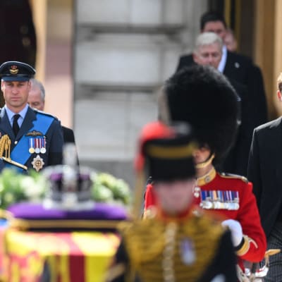 Kung Charles, prins William och prins Harry går bakom drottning Elizabeths kista.