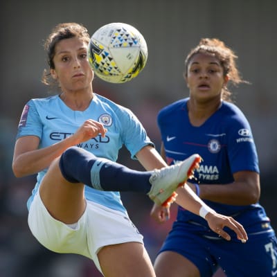 Nadia Nadim tar bollen före Jess Carter.