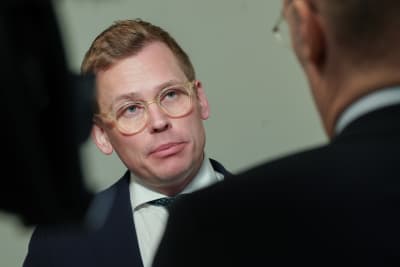 Antton Rönnholm talar med en reporter.