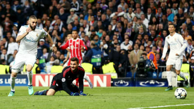 Karim Benzema gör mål bakom Sven Ulreich.