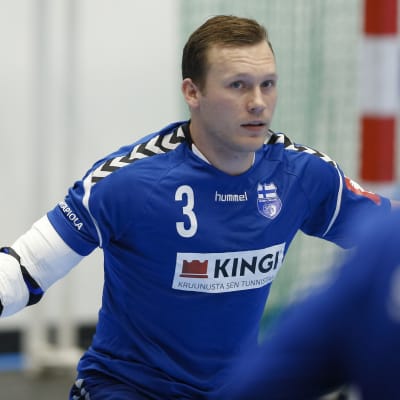 Handbolllandslagets Miro Koljonen försvarar i VM-kvalmatchen mot Cypern.