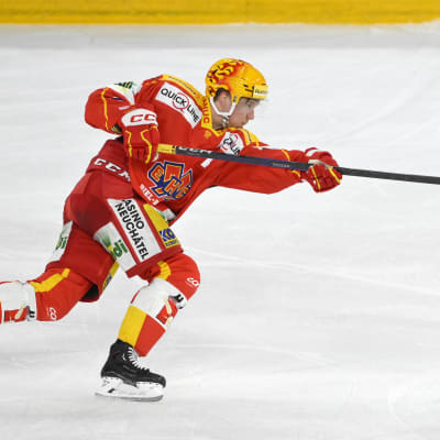  Toni Rajala pelaa jääkiekkoa.