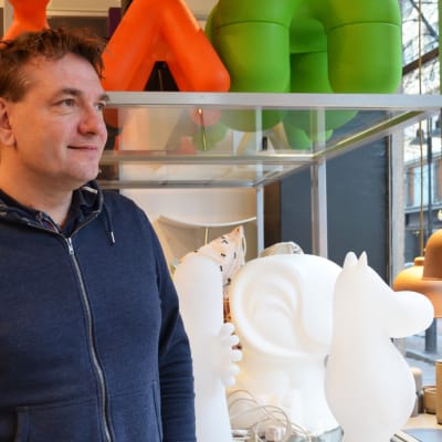 Niklas Wikström, ägare på Formverk, ser ut mot Stora Robergsgatan.