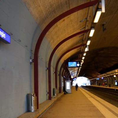 Tågstation i tunnel.