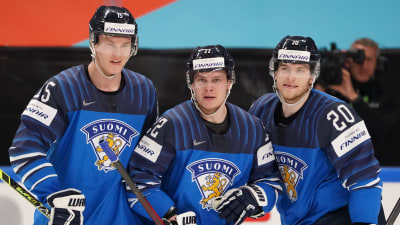 Anton Lundell, Arttu Ruotsalainen och Niko Ojamäki firar ett mål.