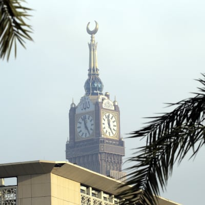 Binladin Group byggde The Mecca Royal Clock Tower Hotel. Klocktornet är 591 meter över havsytan.