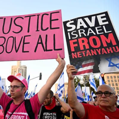 Demonstranter samlades framför Högsta domstolen i Jerusalem. 