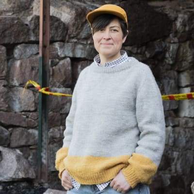 Ulrika Rosendahl står vid en bastion där det har brunnit.