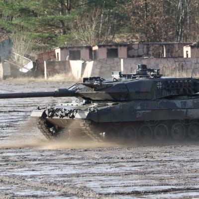 Leopard 2-stridsvagn under en övning i Munster 2022.