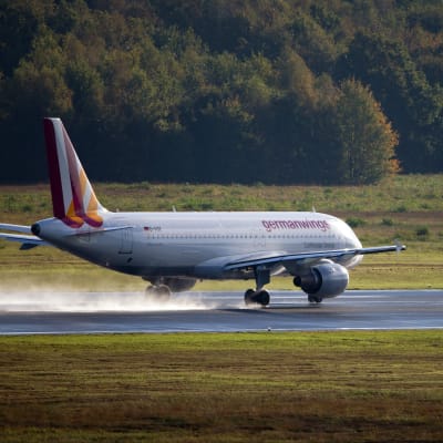 Ett flyg av typen Airbus A320 lyfter från flygfältet i Köln