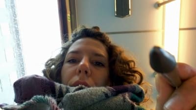 Anna-Sofia Nylund-Allén tittar in i kameran och ska precis placera sin penna på rutan.