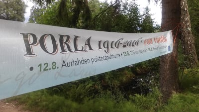 banderoll om Porla som firar 100 år