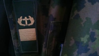 militärprästens kors som tygmärke på militär rock