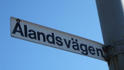 Vägnamnskylt vid Ålandsvägen i Mariehamn.