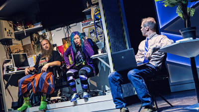 Datanördarna spelade av Jonas Bergqvist och Tinja Sabel tillsammans med Pontus Torvalds, spelad av Jan-Christian Söderholm.