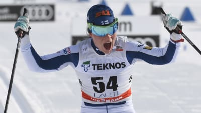 Krista Pärmäkoski åker skidor. 