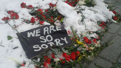 Blombuketter vid platsen för ett terrordåd i Istanbul.