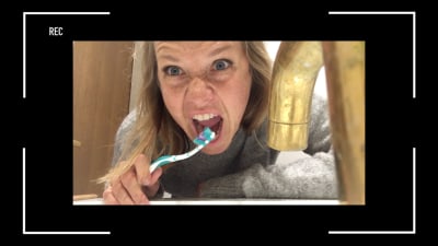 Sonja Kailassaari borstar tänderna