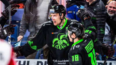 Marko Anttila och Sami Lepistö firar ett mål