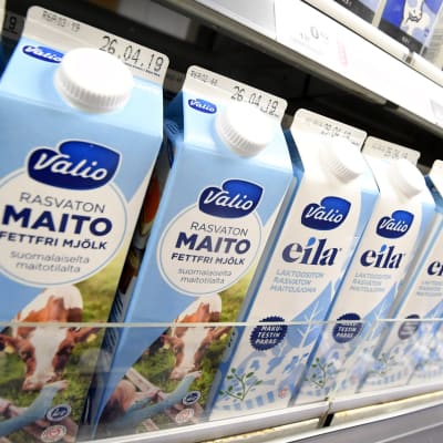 Mjölkburkar av Valio i en butikshylla.