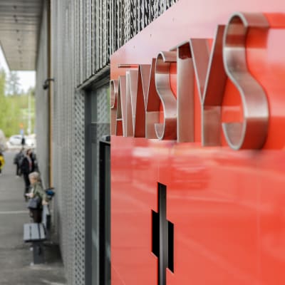 Sairaala Novan päivystyksen sisäänkäynti ovet. Oven suussa teksti Päivystys.